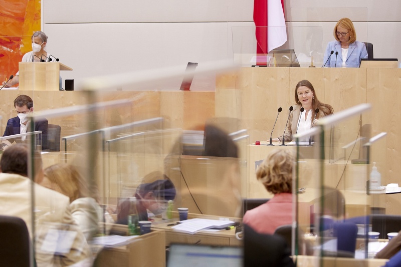 Am Rednerpult Nationalratsabgeordnete Karin Doppelbauer (NEOS)