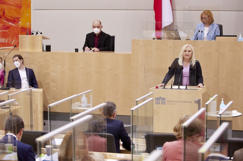 Am Rednerpult EU-Abgeordnete Angelika Winzig (ÖVP)