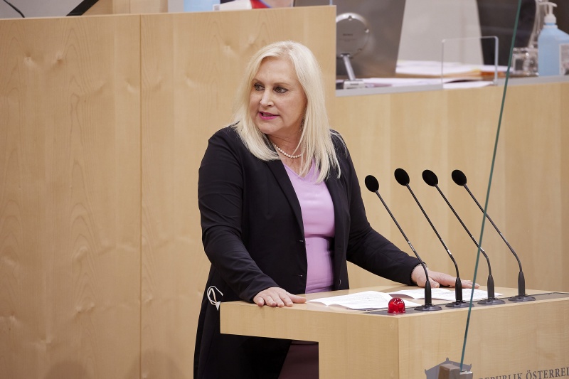 Am Rednerpult EU-Abgeordnete Angelika Winzig (ÖVP)