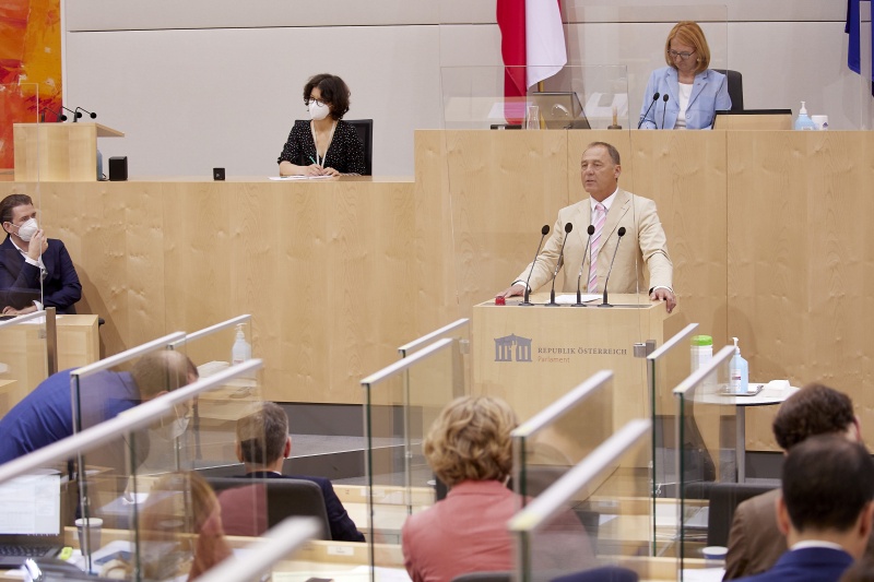 Am Rednerpult Nationalratsabgeordneter Peter Wurm FPÖ)