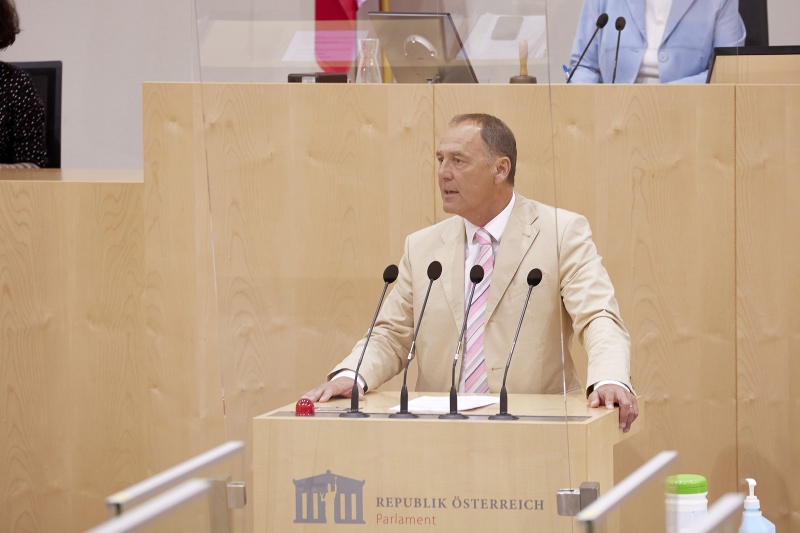 Am Rednerpult Nationalratsabgeordneter Peter Wurm FPÖ)