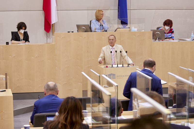 Am Rednerpult Nationalratsabgeordneter Peter Wurm FPÖ)