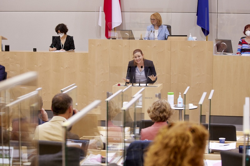 Am Rednerpult Nationalratsabgeordnete Nina Tomaselli (GRÜNE)