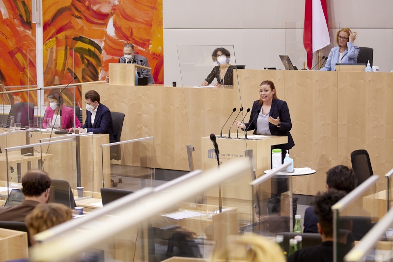 Am Rednerpult Nationalratsabgeordnete Nina Tomaselli (GRÜNE)