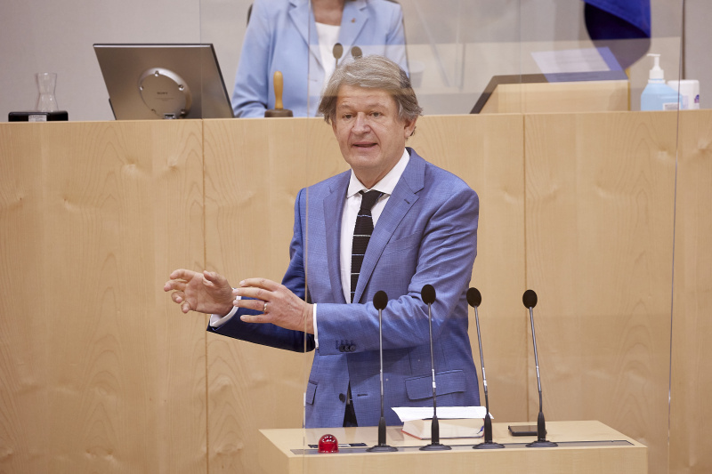 Am Rednerpult Nationalratsabgeordneter Helmut Brandstätter (NEOS)