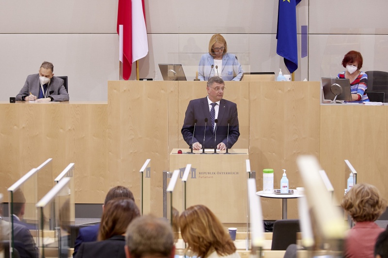 Am Rednerpult Nationalratsabgeordneter Jörg Leichtfried (SPÖ)
