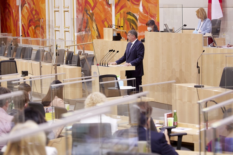 Am Rednerpult Nationalratsabgeordneter Jörg Leichtfried (SPÖ)