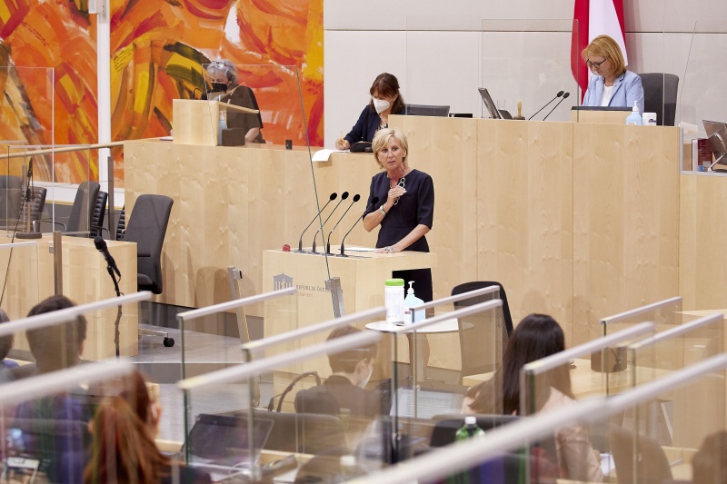 Am Rednerpult Nationalratsabgeordnete Gabriela Schwarz (ÖVP)
