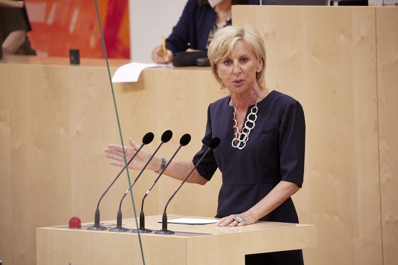 Am Rednerpult Nationalratsabgeordnete Gabriela Schwarz (ÖVP)