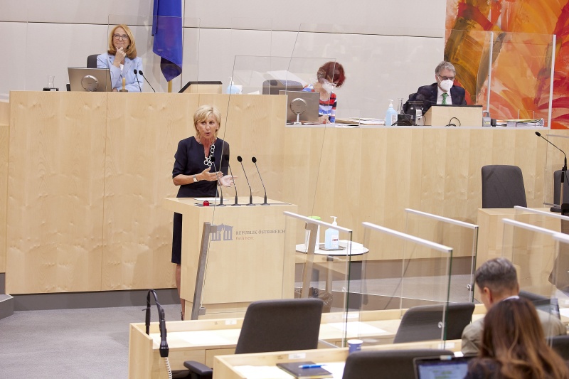 Am Rednerpult Nationalratsabgeordnete Gabriela Schwarz (ÖVP)