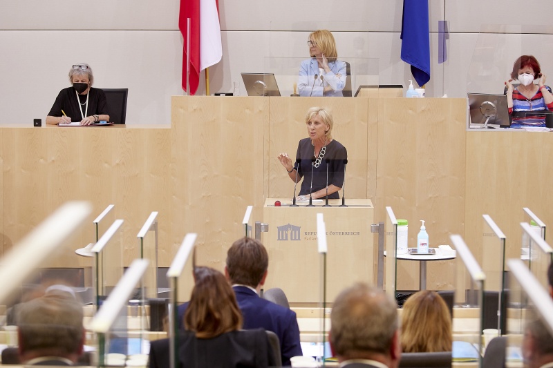 Am Rednerpult Nationalratsabgeordnete Gabriela Schwarz (ÖVP)