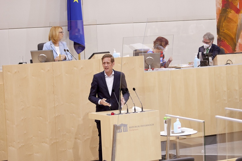 Am Rednerpult Nationalratsabgeordneter Kai Jan Krainer (SPÖ)