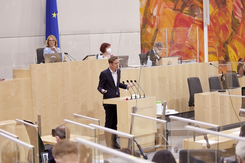 Am Rednerpult Nationalratsabgeordneter Kai Jan Krainer (SPÖ)