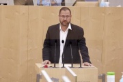 Am Rednerpult Nationalratsabgeordneter Christian Hafenecker (FPÖ)