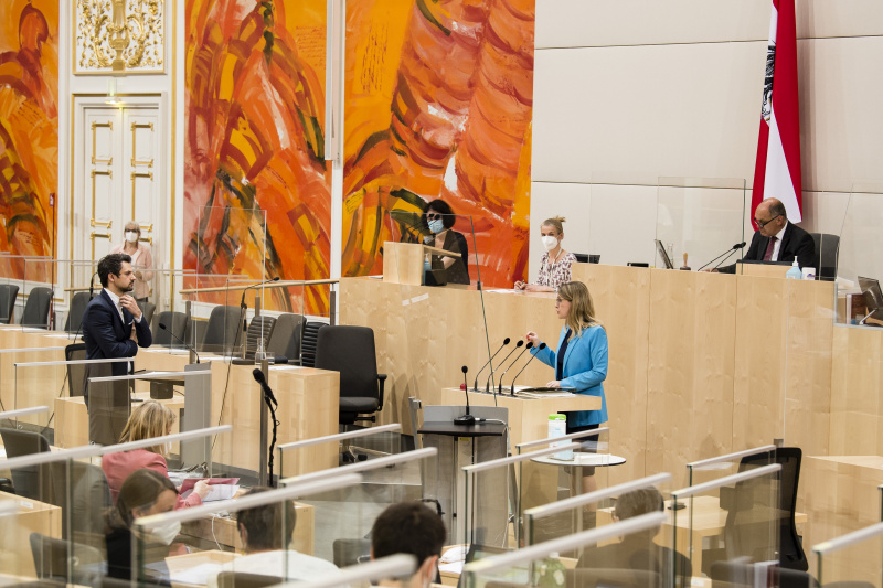 Aktuelle Fragestunde. Am Präsidium: Nationalratspräsident Wolfgang Sobotka (ÖVP). Nationalratsabgeordneter Jakob Schwarz (GRÜNE) bei der Fragestellung. Am Rednerpult: Wirtschaftministerin Margarete Schramböck (ÖVP)