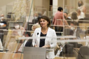 Aktuelle Fragestunde. Am Rednerpult: Nationalratsabgeordnete Elisabeth Götze (GRÜNE)