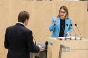 Aktuelle Fragestunde. Am Rednerpult: Wirtschaftsministerin Margarete Schramböck (ÖVP)