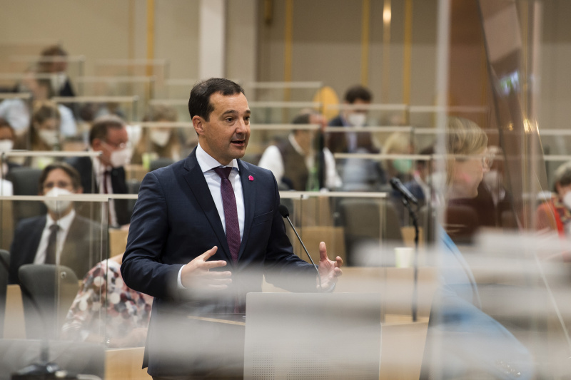 Aktuelle Fragestunde. Am Rednerpult: Nationalratsabgeordneter Gerald Loacker (NEOS)