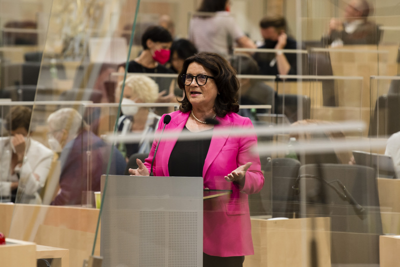 Aktuelle Fragestunde. Am Rednerpult: Nationalratsabgeordnete Elisabeth Scheucher-Pichler (ÖVP)