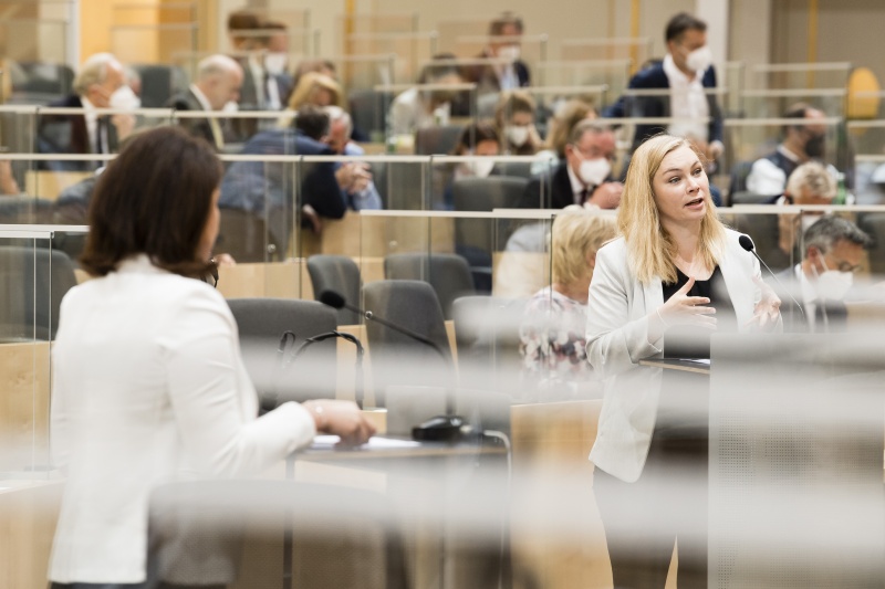 Aktuelle Fragestunde. Am Rednerpult: Nationalratsabgeordnete Eva-Maria Himmelbauer (ÖVP)