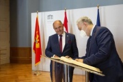 Von rechts: Montenegrinischer Premierminister Zdravko Krivokapić beim Eintrag in das Gästebuch, Nationalratspräsident Wolfgang Sobotka (ÖVP)