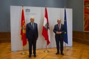 Fahnenfoto. Von links: Montenegrinischer Premierminister Zdravko Krivokapić, Nationalratspräsident Wolfgang Sobotka (ÖVP).