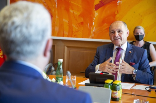 Montenegrinischer Premierminister Zdravko Krivokapić wärhend der Aussprache mit Nationalratspräsident Wolfgang Sobotka (ÖVP)