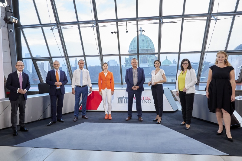 Von links: Gerald Groß, Norbert Kettner WienTourismus, Nationalratsabgeordneter Gabriel Obernosterer (ÖVP), Sonja Wimmer Hotel Harmonie Wien, Nationalratsabgeordneter Gerald Hauser (FPÖ), Nationalratsabgeordnete Barbara Neßler (GRÜNE), Nationalratsabgeordnete Melanie Erasim (SPÖ), Nationalratsabgeordnete Fiona Fiedler (NEOS)