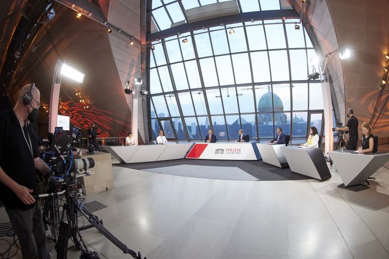 Von links: Nationalratsabgeordnete Barbara Neßler (GRÜNE), Nationalratsabgeordneter Gabriel Obernosterer (ÖVP), Norbert Kettner WienTourismus,  Gerald Groß, Nationalratsabgeordneter Gerald Hauser (FPÖ), Nationalratsabgeordnete Melanie Erasim (SPÖ), Nationalratsabgeordnete Fiona Fiedler (NEOS)