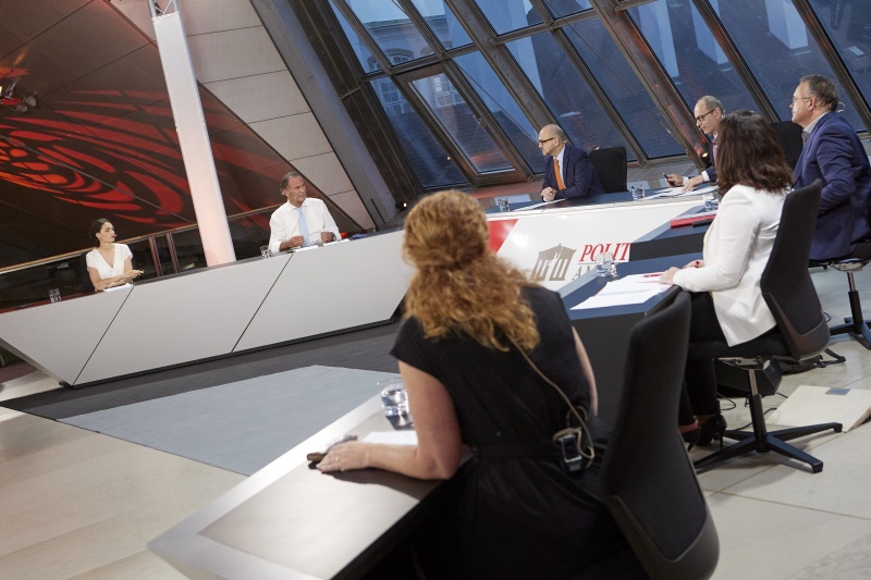 Von links: Nationalratsabgeordnete Barbara Neßler (GRÜNE), Nationalratsabgeordneter Gabriel Obernosterer (ÖVP), Norbert Kettner WienTourismus, Gerald Groß, Nationalratsabgeordneter Gerald Hauser (FPÖ), Nationalratsabgeordnete Melanie Erasim (SPÖ), Nationalratsabgeordnete Fiona Fiedler (NEOS)