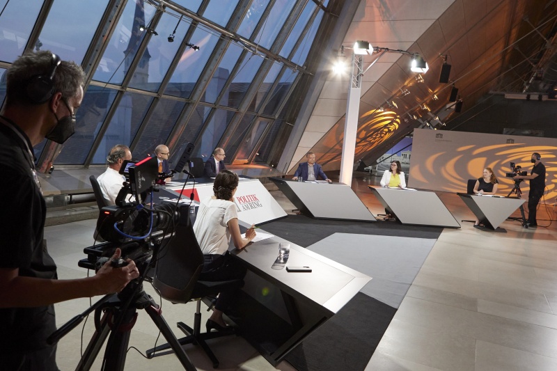 Von links: Nationalratsabgeordnete Barbara Neßler (GRÜNE), Nationalratsabgeordneter Gabriel Obernosterer (ÖVP), Norbert Kettner WienTourismus,  Gerald Groß, Nationalratsabgeordneter Gerald Hauser (FPÖ), Nationalratsabgeordnete Melanie Erasim (SPÖ), Nationalratsabgeordnete Fiona Fiedler (NEOS)