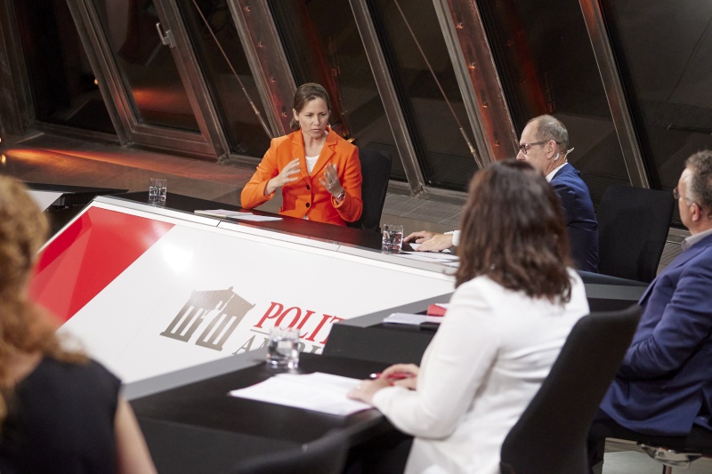 Von links: Sonja Wimmer Hotel Harmonie Wien, Gerald Groß, Nationalratsabgeordneter Gerald Hauser (FPÖ), Nationalratsabgeordnete Melanie Erasim (SPÖ), Nationalratsabgeordnete Fiona Fiedler (NEOS)