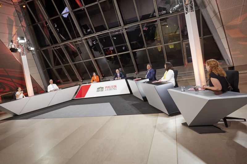 Von links: Nationalratsabgeordnete Barbara Neßler (GRÜNE), Nationalratsabgeordneter Gabriel Obernosterer (ÖVP), Sonja Wimmer Hotel Harmonie Wien, Gerald Groß, Nationalratsabgeordneter Gerald Hauser (FPÖ), Nationalratsabgeordnete Melanie Erasim (SPÖ), Nationalratsabgeordnete Fiona Fiedler (NEOS)