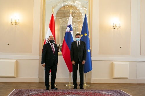 Fahnenfoto. Von links: Nationalratspräsident Wolfgang Sobotka (ÖVP), Staatspräsident Borut Pahor