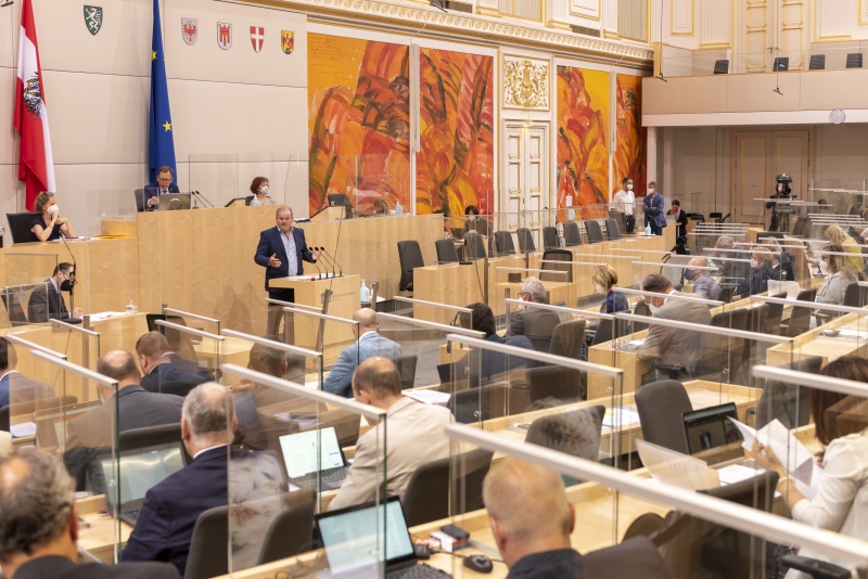 Bundesrat Stefan Schennach (SPÖ).am Wort