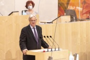Bundesrat Stefan Schennach (SPÖ).am Wort