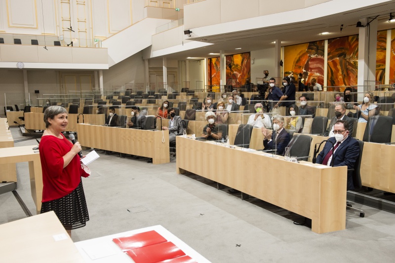 Generalsekretärin des Presseclub Concordia Daniela Kraus mit Blick Richtung VeranstaltungsteilnehmerInnen