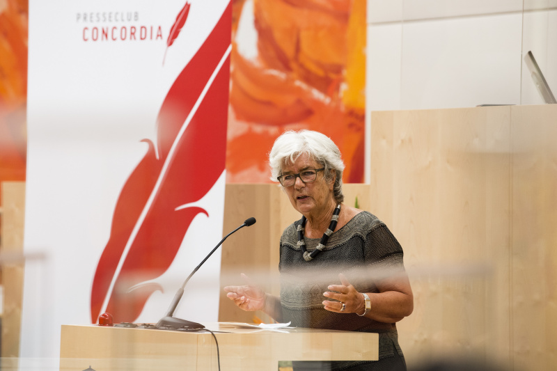 Am Rednerpult: Jury Vorsitzende Heide Schmidt