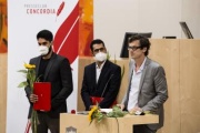 Preisträger der Kategorie Menschenrechte. Am Rednerpult von rechts: Robert Treichler, Emran Feroz, Sayed Jalal Shajjan