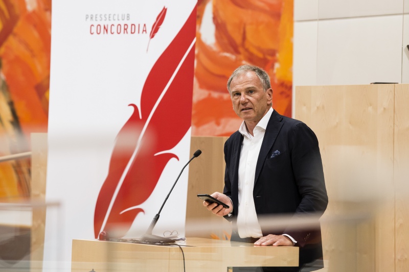 Am Rednerpult: Laudator Armin Wolf