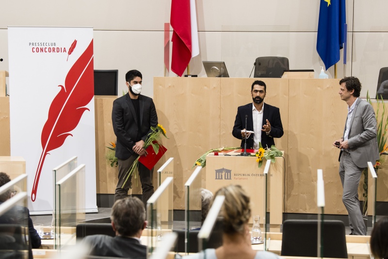 Preisträger der Kategorie Menschenrechte. Am Rednerpult von rechts: Robert Treichler, Emran Feroz, Sayed Jalal Shajjan
