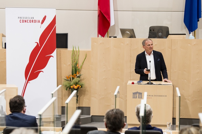 Am Rednerputl: Laudator Armin Wolf