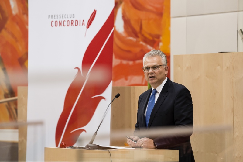 Preisträger der Kategorie Pressefreiheit. Am Rednerpult: Dieter Bornemann