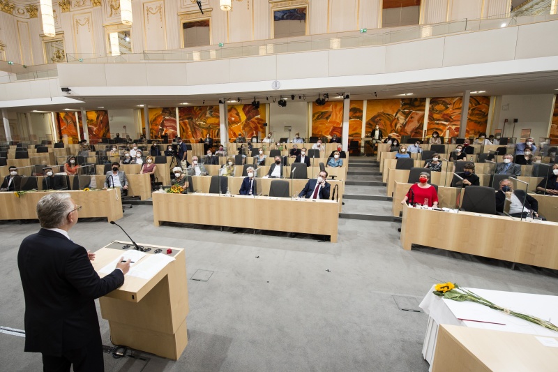 Preisträger der Kategorie Pressefreiheit. Am Rednerpult: Dieter Bornemann. Blick Richtung VeranstaltungsteilnehmerInnen