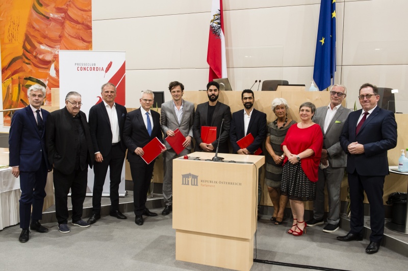 Von links: Parlamentsdirektor Harald Dossi, Georg Hoffmann-Ostenhof, Armin Wolf, Dieter Bornemann, Robert Treichler, Sayed Jalal Shajjan, Emran Feroz, Jury Vorsitzende Heide Schmidt, Generalsekretärin des Presseclub Concordia Daniela Kraus, Johannes Strohmayer,  Präsident des Presseclub Concordia Andreas Koller