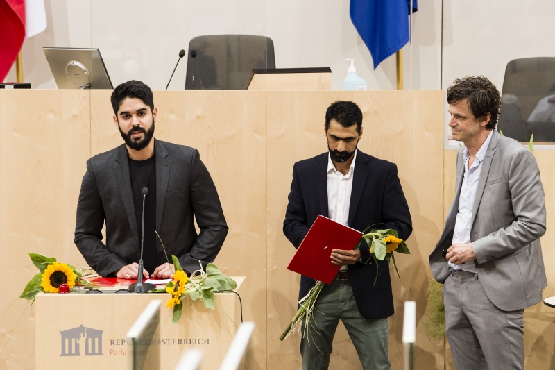 Preisträger der Kategorie Menschenrechte. Am Rednerpul von rechtst: Robert Treichler, Emran Feroz, Sayed Jalal Shajjan