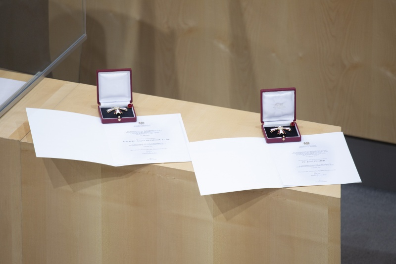 Ehrenzeichen für Josef Aicher und August Reinisch, Mitglieder der Schiedsinstanz für Naturalrestitution