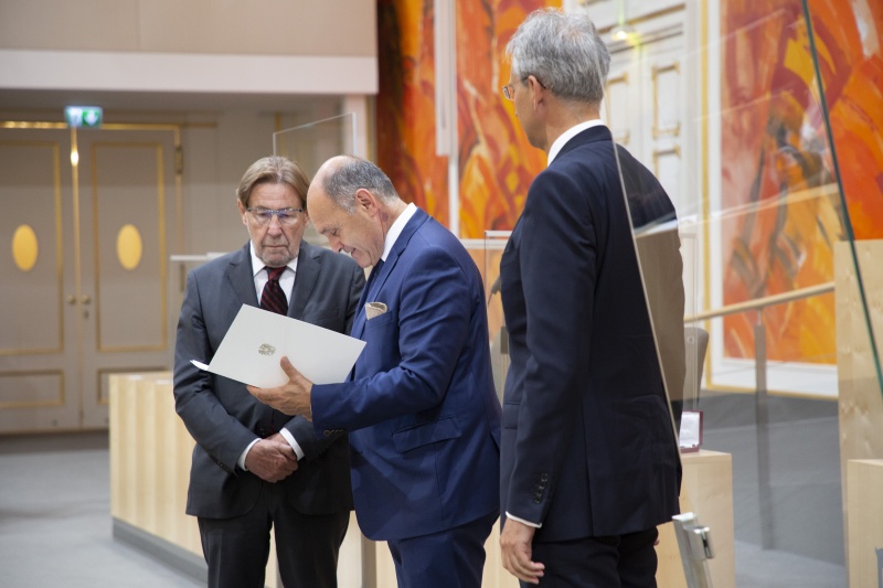 Ehrenzeichenübergabe. Von links: Mitglied der Schiedsinstanz für Naturalrestitution Josef Aicher, Nationalratspräsident Wolfgang Sobotka (ÖVP), Mitglied der Schiedsinstanz für Naturalrestitution August Reinisch