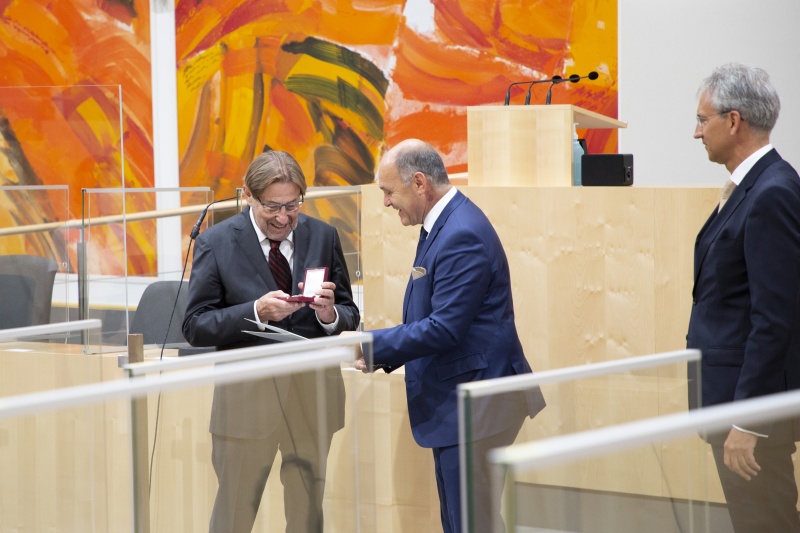 Ehrenzeichenübergabe. Von links: Mitglied der Schiedsinstanz für Naturalrestitution Josef Aicher, Nationalratspräsident Wolfgang Sobotka (ÖVP), Mitglied der Schiedsinstanz für Naturalrestitution August Reinisch