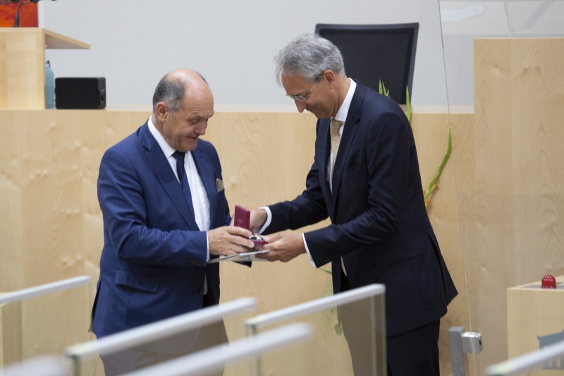 Ehrenzeichenübergabe. Von links: Nationalratspräsident Wolfgang Sobotka (ÖVP), Mitglied der Schiedsinstanz für Naturalrestitution August Reinisch